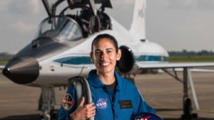 Jasmin Moghbeli, marinier, testpiloot en astronaut: "Ik wilde eerst jets vliegen, maar ik vind helikopters leuker. De Cobra is een gevechtshelikopter, dus dat vond ik vet cool." 