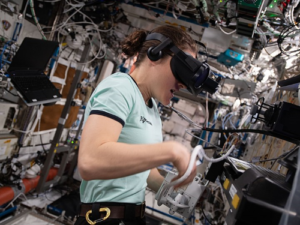 NASA flight engineer Christina Koch werkt met een virtual reality bril