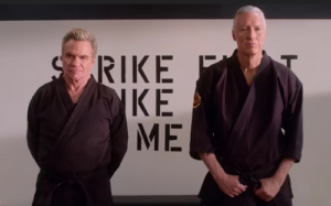 De gemene karatedocenten uit de serie "Cobra Kai"